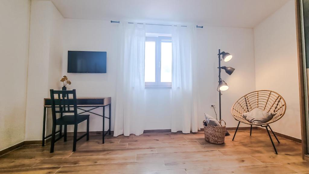 Telewizja i/lub zestaw kina domowego w obiekcie Kuća Roža - Dolinci