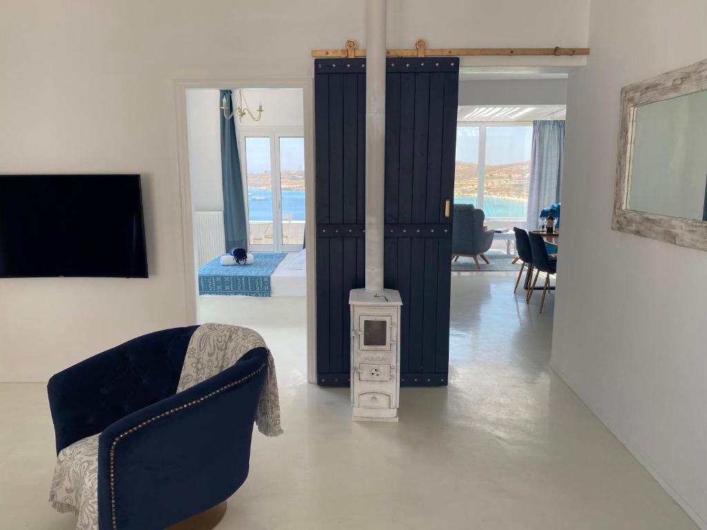 TV a/nebo společenská místnost v ubytování Krios Luxury Suites