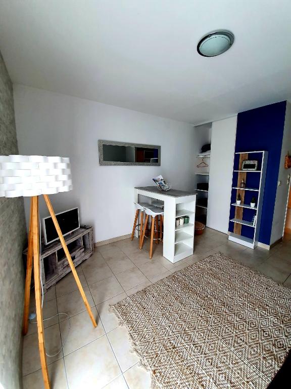 Cette chambre comprend un bureau et une table. dans l'établissement studio presqu'île Fouras proche de la plage parking privé, à Fouras