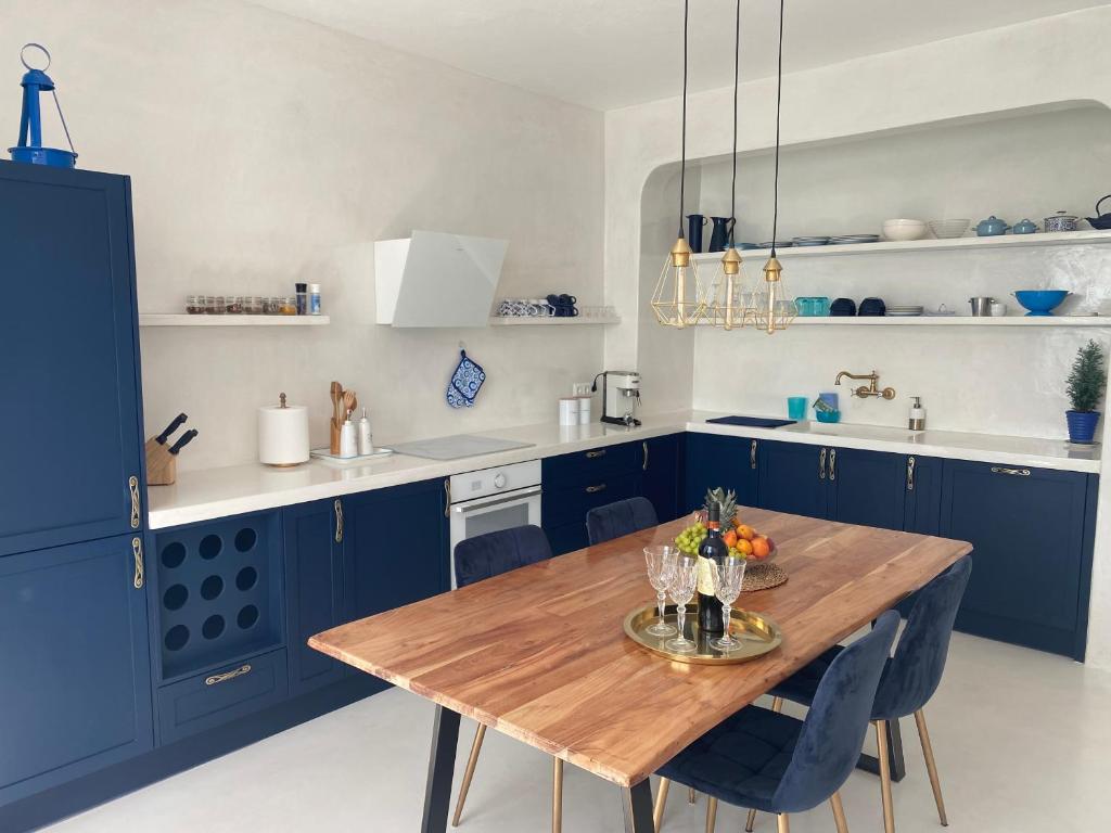 Kuchyň nebo kuchyňský kout v ubytování Krios Luxury Suites