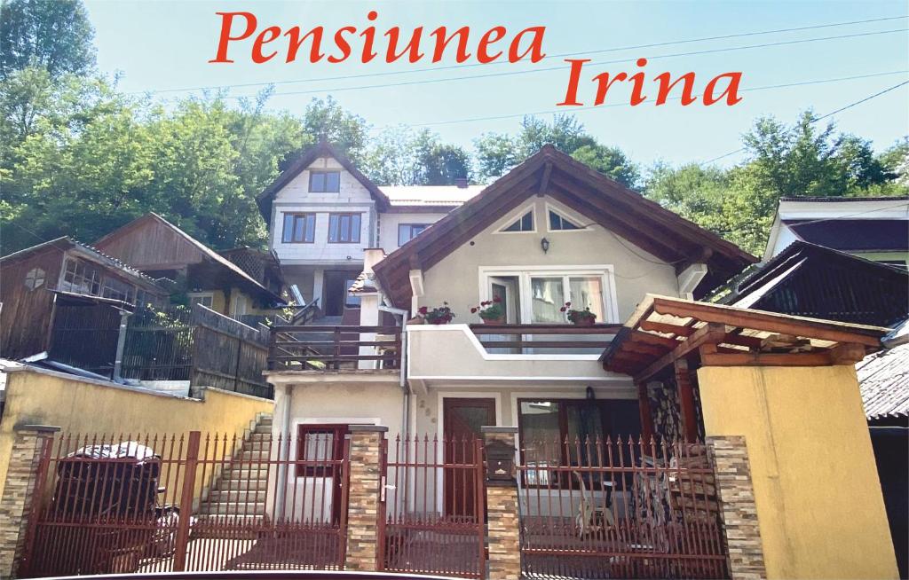 una casa blanca con un letrero que lee la extremidad península en Pensiunea Irina, en Sîngeorz-Băi