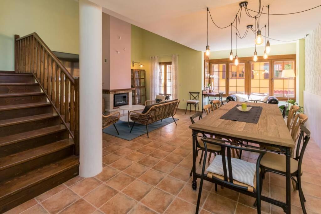 een woonkamer met een trap en een eetkamer bij ¡Nuevo! Espectacular casa recién reformada con piscina in Bareyo