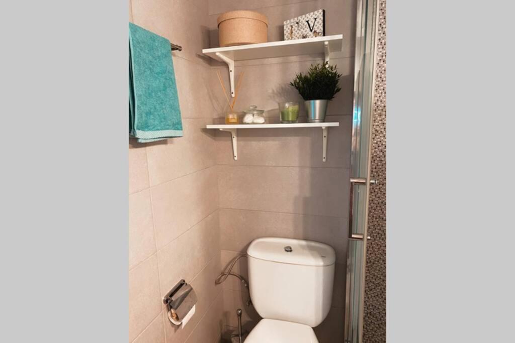 A bathroom at LARGE 90m2 CANARY APARTMENT, NICE VIEW, LOCATION !