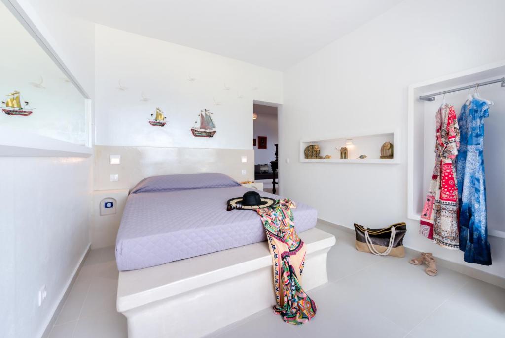 Letto o letti in una camera di Moschatos Beach House