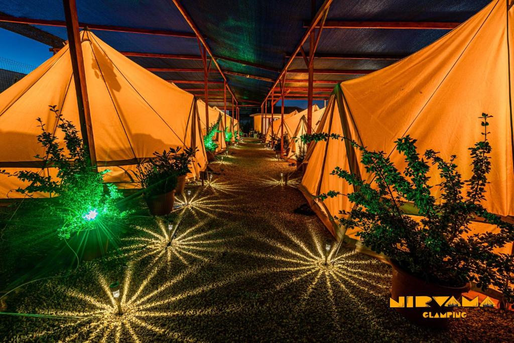 ヴァマ・ヴェケにあるNirVama Tent Glampingのギャラリーの写真