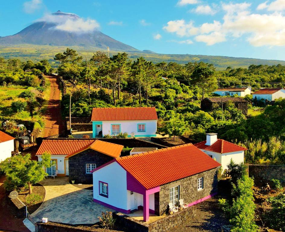 uma vista aérea de uma aldeia com uma montanha ao fundo em Yes Pico em Santa Luzia