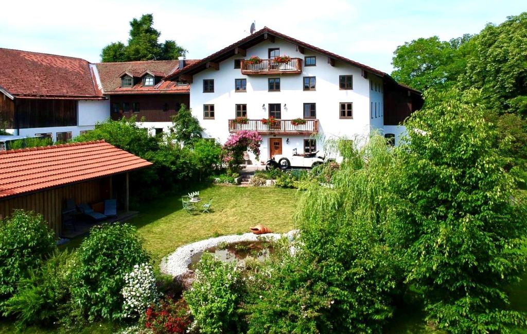 una gran casa blanca en medio de un patio en Kötzing am Golfplatz, en Chieming