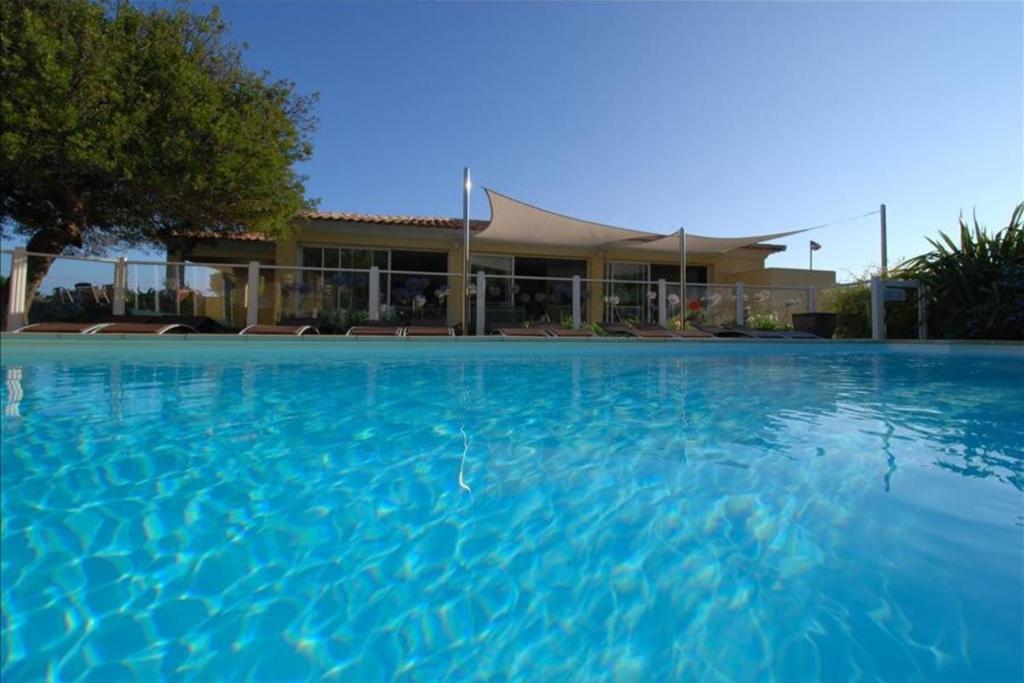 Bazén v ubytování minivilla lilas indépendante à Calvi avec jardin et piscine jardin et bbq nebo v jeho okolí