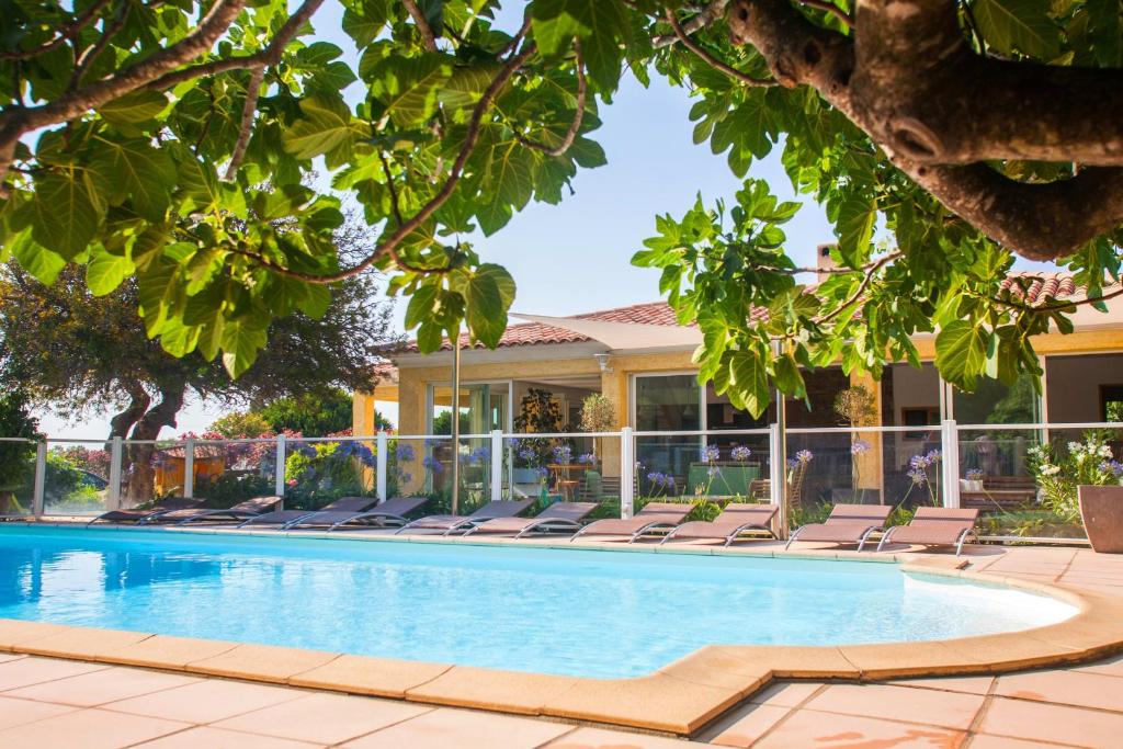 Bazén v ubytování minivilla lilas indépendante à Calvi avec jardin et piscine jardin et bbq nebo v jeho okolí
