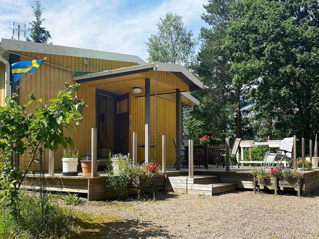 ein kleines Haus mit einer Veranda und einer Terrasse in der Unterkunft 6 person holiday home in BOTTNARYD in Bottnaryd