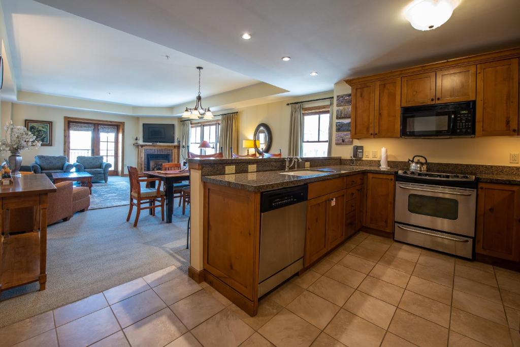 Two Bedroom Condo with Balcony over Mountaineer Square - Just Steps from the Slopes! condo