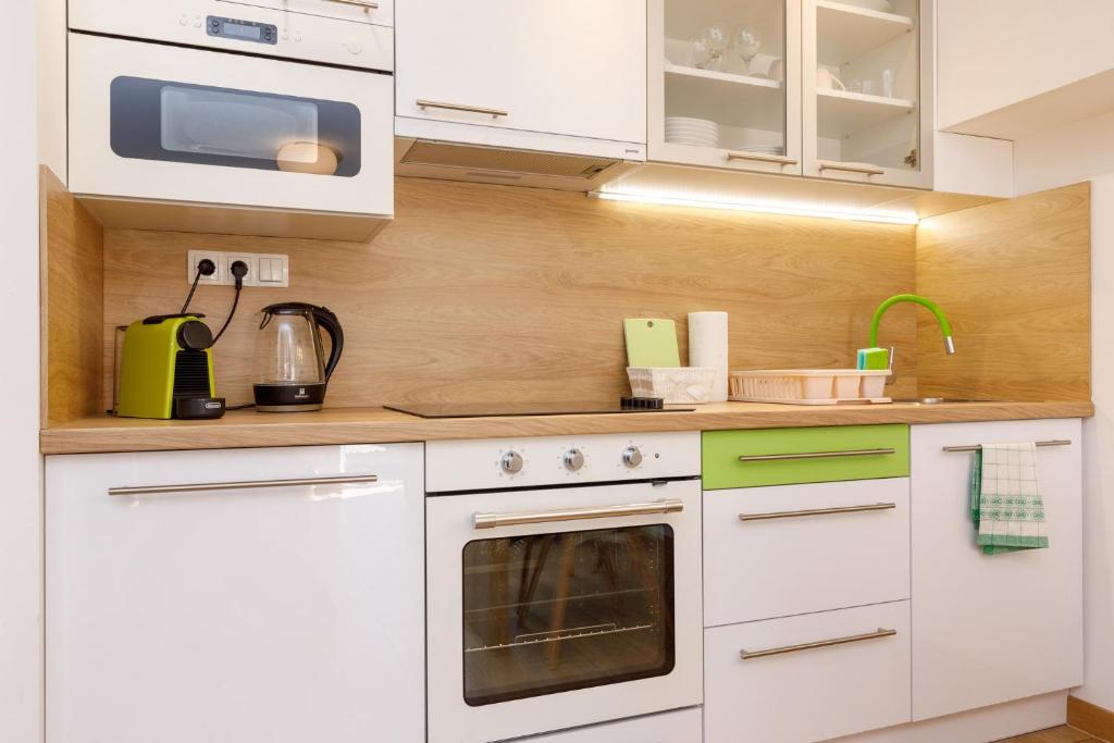 Kuchyňa alebo kuchynka v ubytovaní La Bella Centrum Apartmanok Kék Zöld