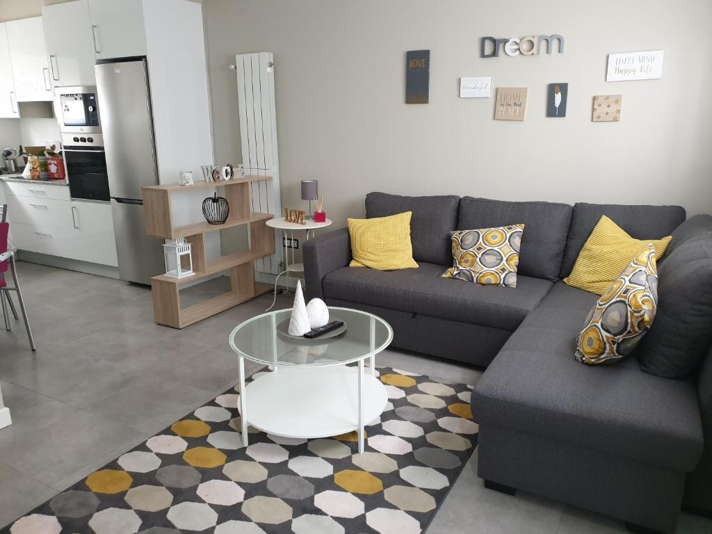 - un salon avec un canapé et une table dans l'établissement Apartamento Campomar Garaje incluido, à Castro Urdiales