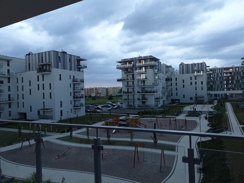 Blick auf eine Stadt mit Gebäuden und einem Spielplatz in der Unterkunft Apartament Ruczaj 2 in Lublin
