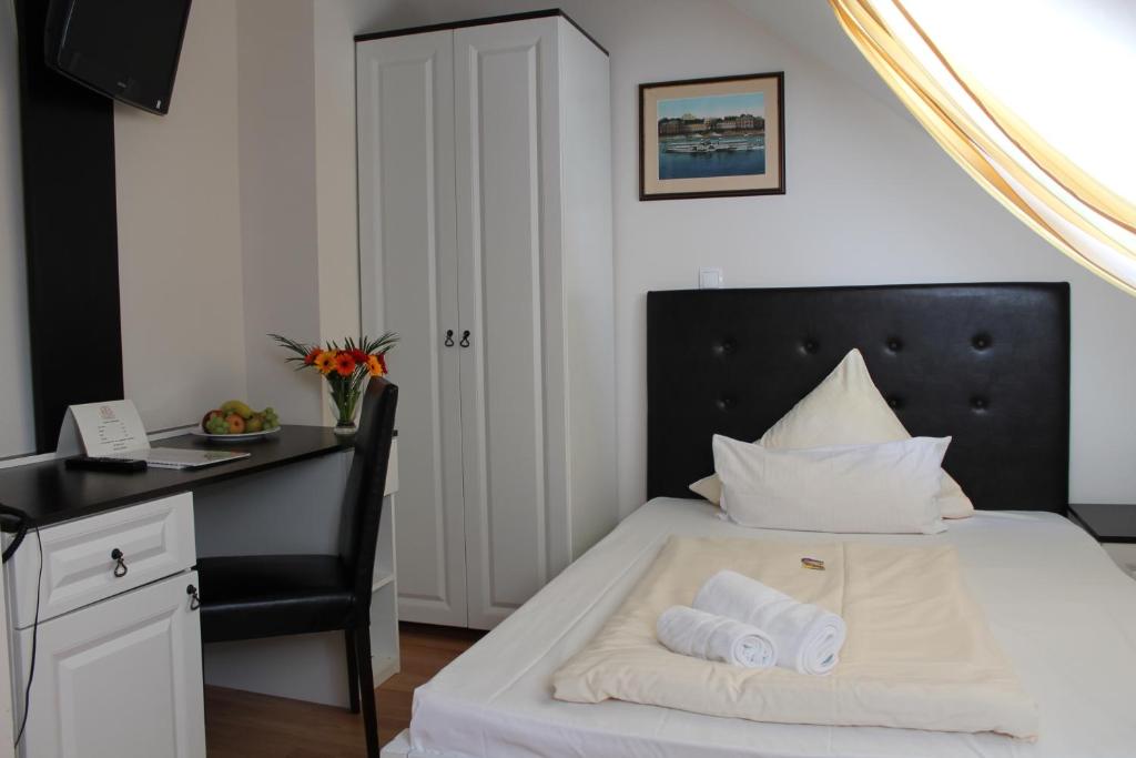 Postel nebo postele na pokoji v ubytování Hotel Am Schloss Biebrich
