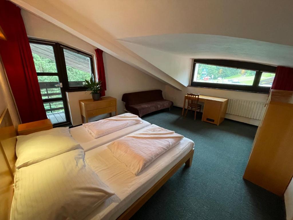 Postel nebo postele na pokoji v ubytování Hotel Bohemia