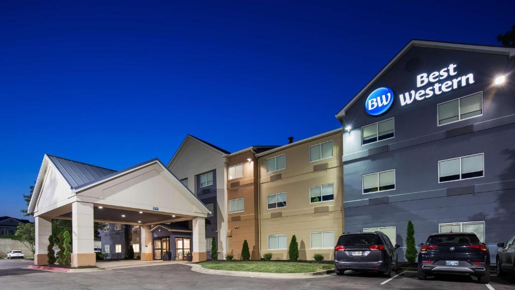 un hotel con coches aparcados frente a una mejor zona occidental en Best Western Independence Kansas City en Independence