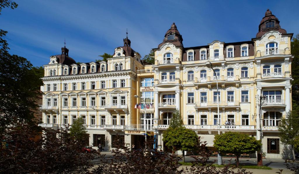 a large white building with many windows at Hotel Excelsior in Mariánské Lázně