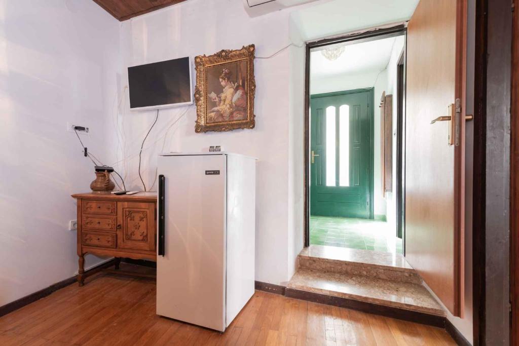 Televízia a/alebo spoločenská miestnosť v ubytovaní Apartment Kukljica 5