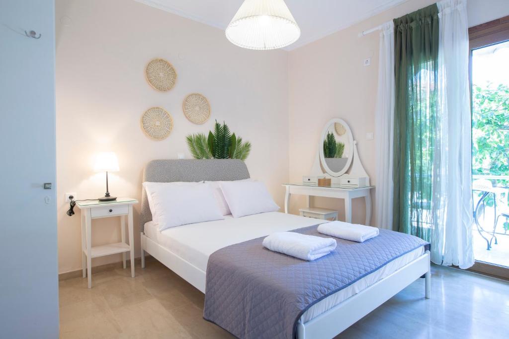 リジアにあるVilla Lygiaの白いベッドルーム(ベッド1台、窓付)