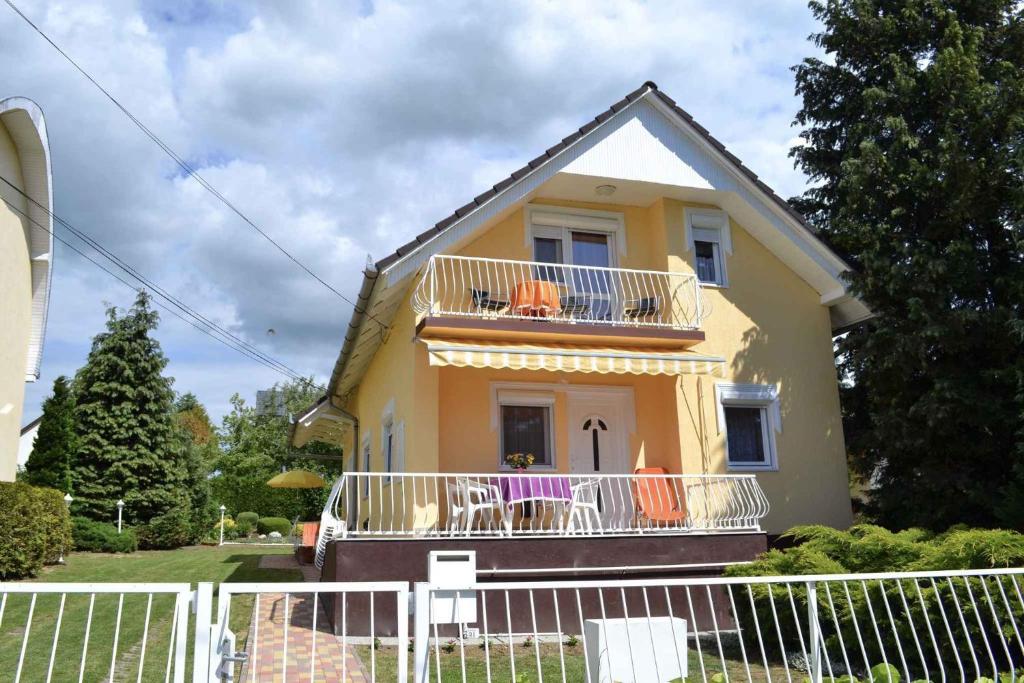 ザラカロシュにあるApartment in Zalakaros/Thermalbad 20663の黄色の家(バルコニー付)