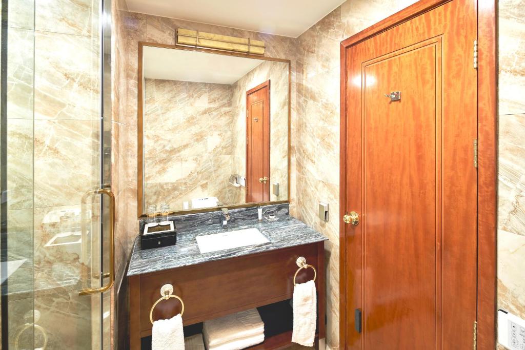 GoldOne Hotel & Suites