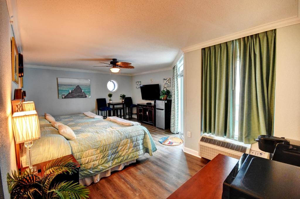 una camera con letto, finestra e tavolo di Grand Atlantic Resort 601 Eff Condo a Myrtle Beach