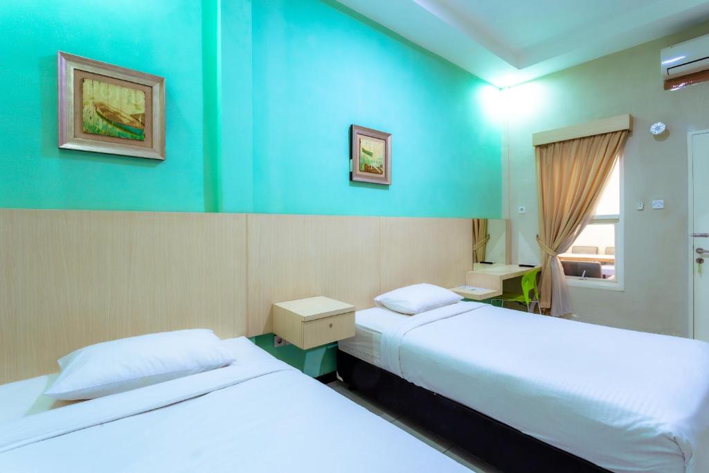 Letto o letti in una camera di Ardhya Guesthouse Syariah by ecommerceloka