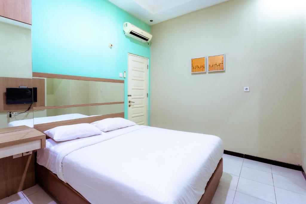 Letto o letti in una camera di Ardhya Guesthouse Syariah by ecommerceloka