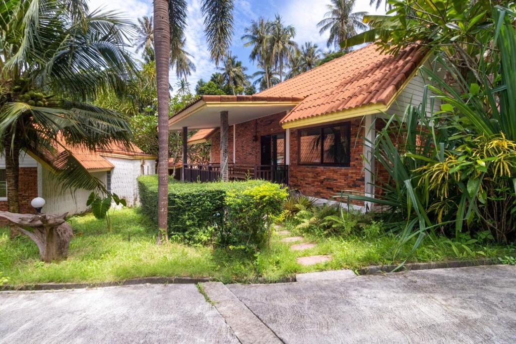 Um jardim no exterior de Adang Island Resort