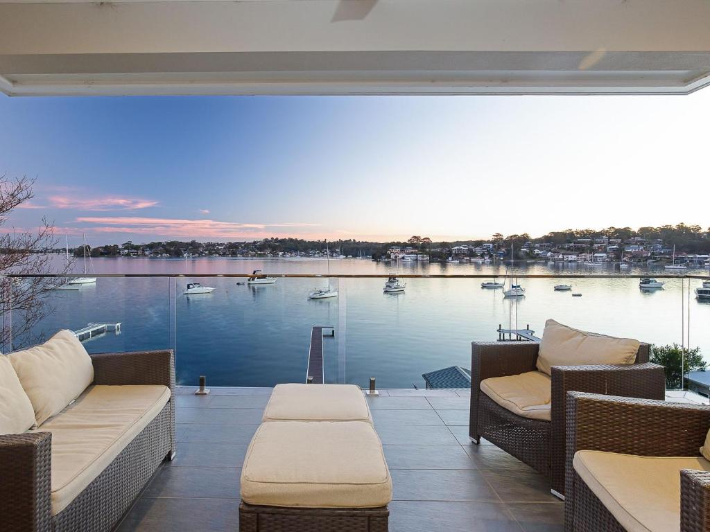Absolute Waterfront Lakehouse Fishing Point Waterfront Pool Jetty - Huis Met Vier Slaapkamers