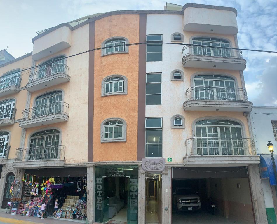 un bâtiment avec un magasin devant lui dans l'établissement Hotel Hacienda Salvador, à San Juan de los Lagos