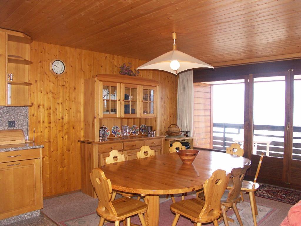 アンゼールにあるApartment Mars 502のキッチン(木製ダイニングルーム、テーブル、椅子付)