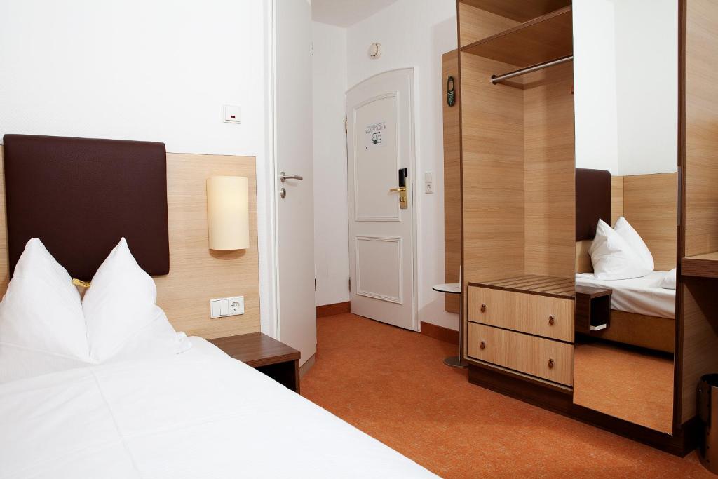 Postel nebo postele na pokoji v ubytování Hotel Flandrischer Hof