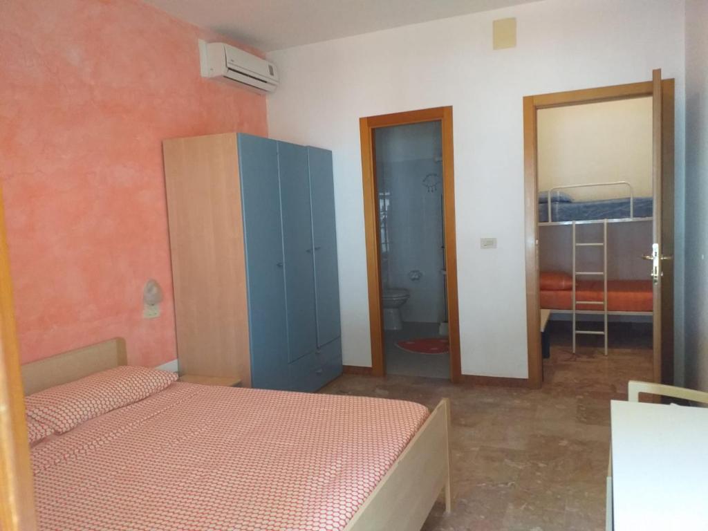 Posteľ alebo postele v izbe v ubytovaní Room in BB - Quadruple room in Pineto - A few meters from the sea