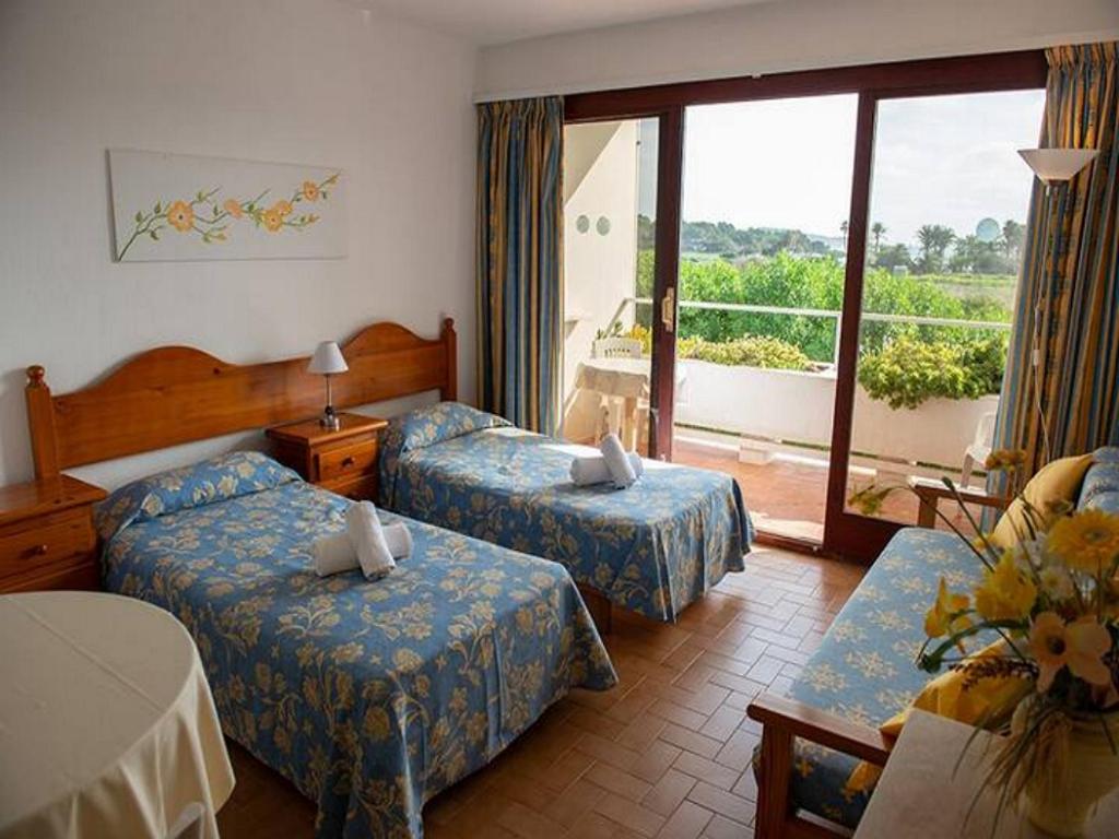 Habitación de hotel con 2 camas y balcón en Estudio with sea view Cala Martina, en Cala Llena