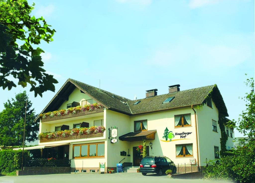 a building with a car parked in front of it at Hasselberger Hof in Hasselberg