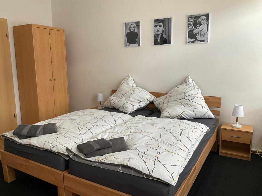 een slaapkamer met een bed met 2 kussens erop bij Ferienwohnung Spremberg-City I in Spremberg