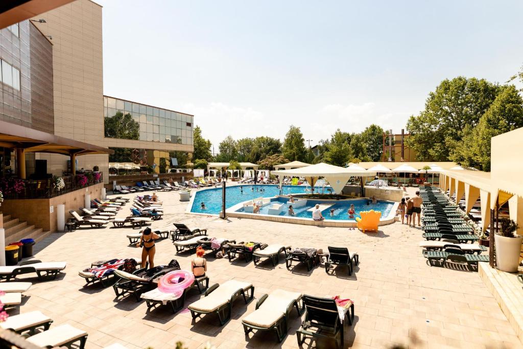 Bazén v ubytování Hotel Terra Balneo nebo v jeho okolí