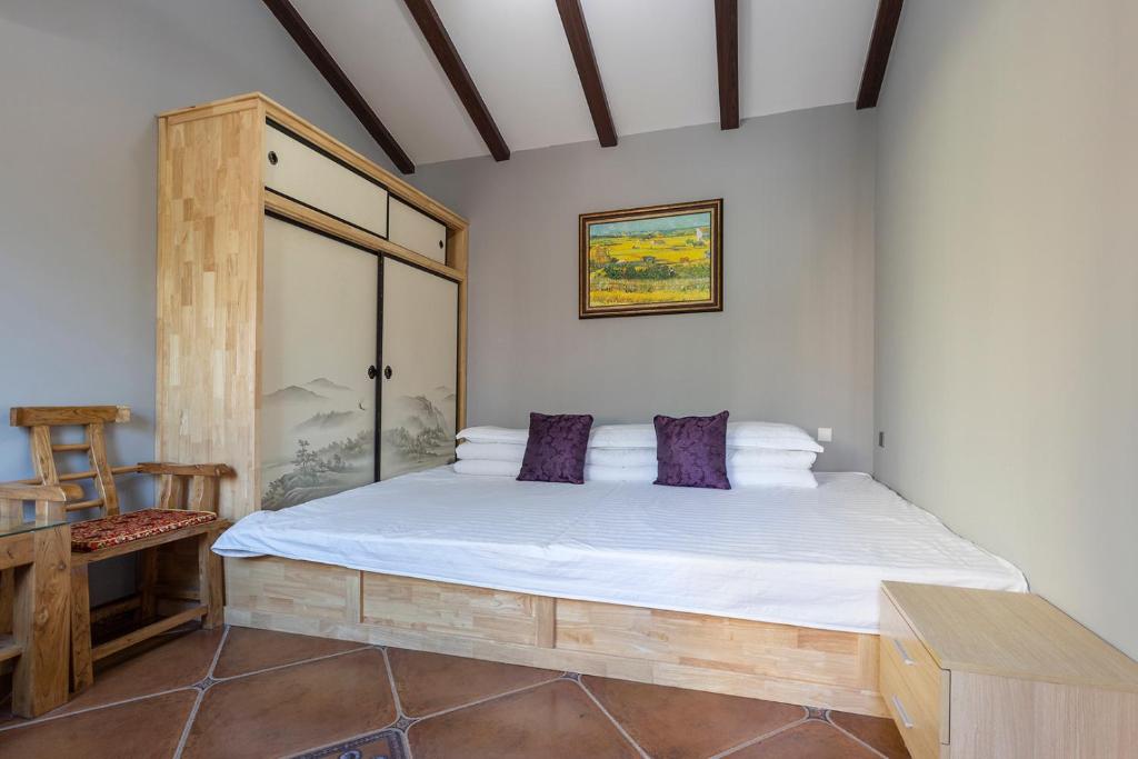 Letto o letti in una camera di Beijing Mutianyu Great Wall Wangshanyuan Homestay