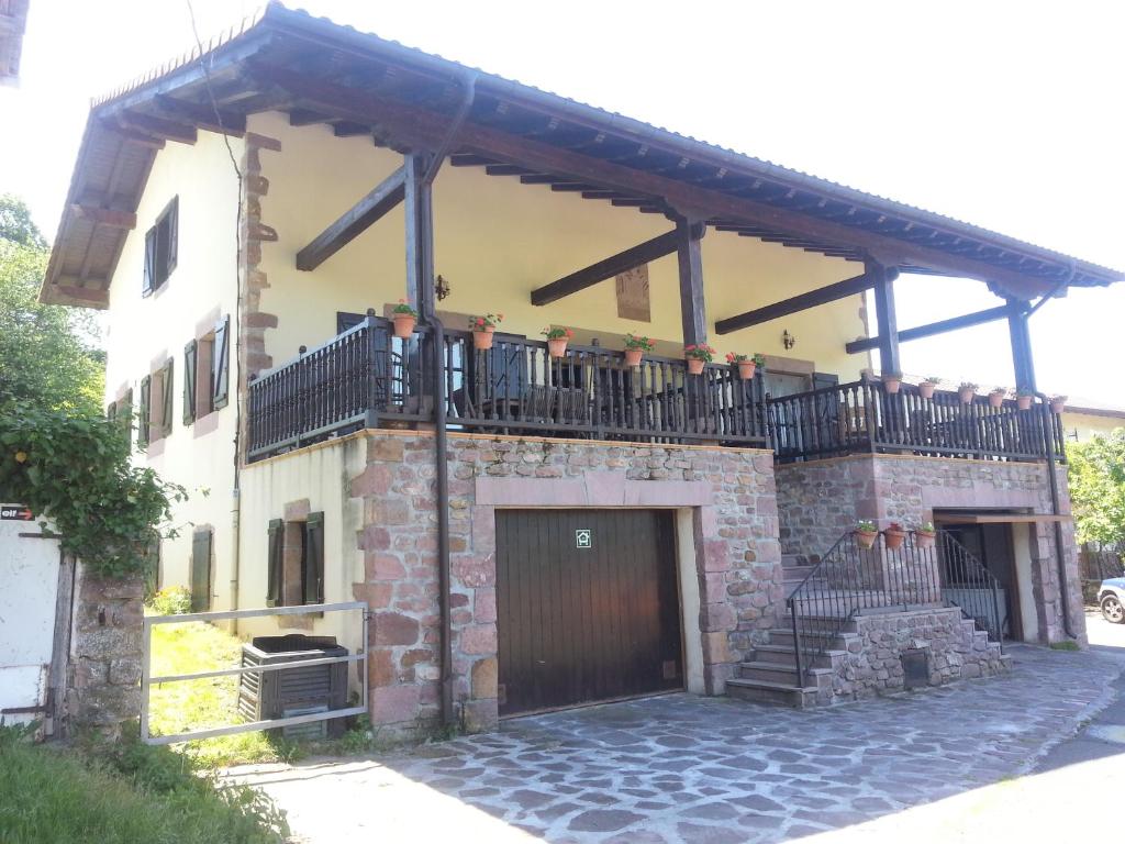 una casa con un balcón en el lateral. en Casa Rural Larraldea, en Elizondo