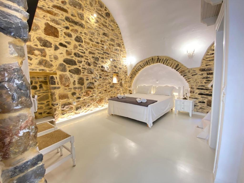 a room with a table and a stone wall at Lida Mary in Mestá