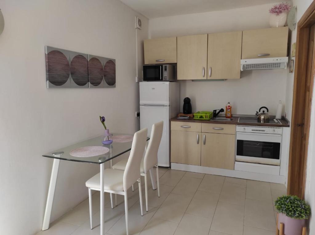 Kuchyň nebo kuchyňský kout v ubytování Studio apartment with private terrace, Jacuzzi & views