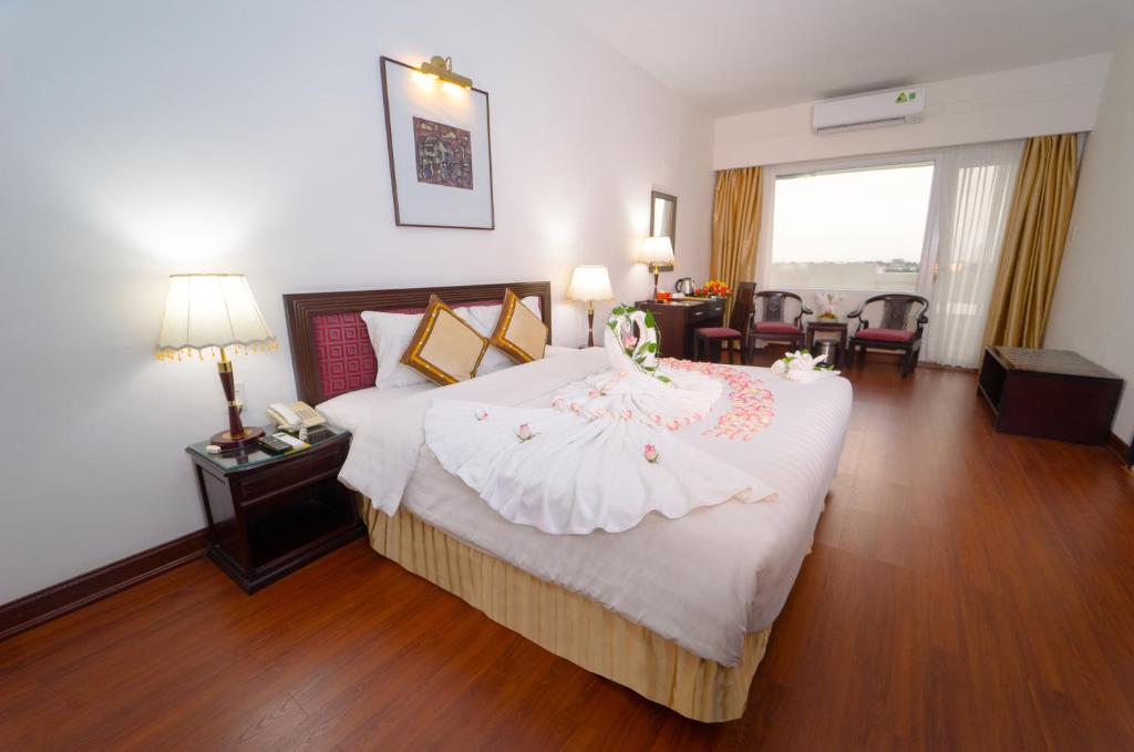 Phòng nghỉ được bố trí theo nhiều lựa chọn hướng vườn, hướng thành phố và hướng sông, đáp ứng nhu cầu lưu trú của cặp đôi, gia đình, khách công tác và khách đoàn.