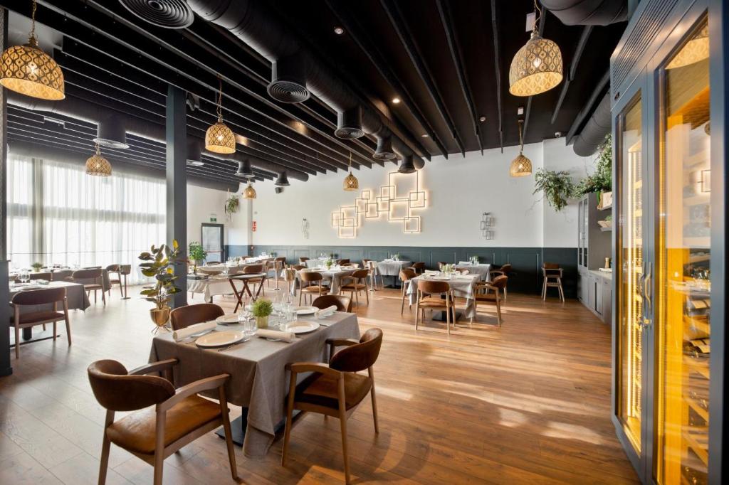 Reštaurácia alebo iné gastronomické zariadenie v ubytovaní HOTEL IBERUM