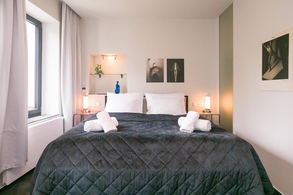 um quarto com uma cama grande e 2 almofadas em Hotel & Gallery Kopacka em Svitavy