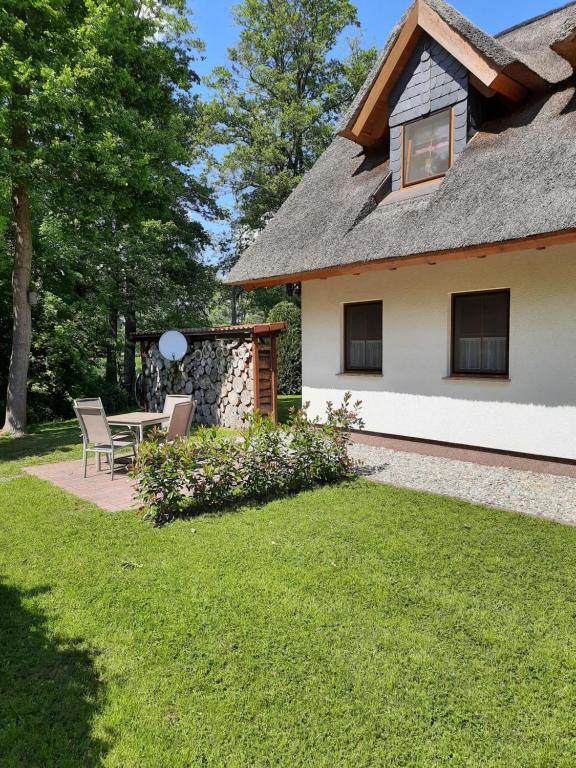 een huis met een patio en een grasveld bij Ferienwohnung Storchennest Spreewald in Burg Kauper