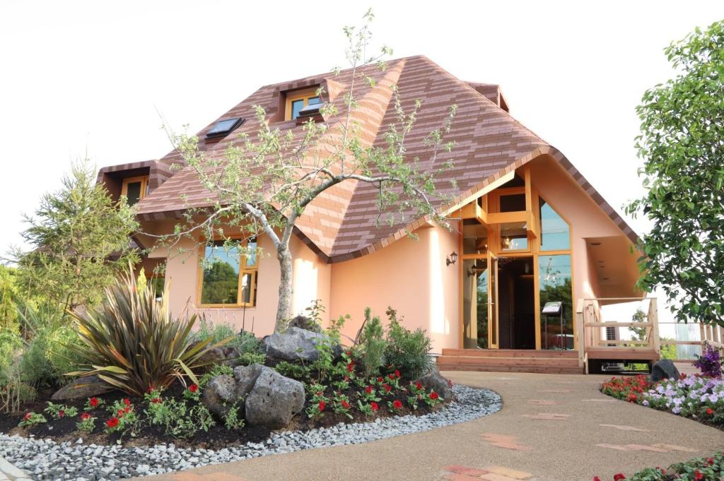 a house with a shingled roof at Aubergeフレンチの森 in Kusumoto