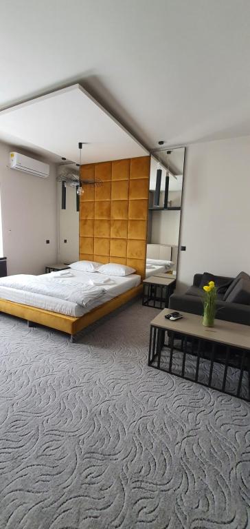 1 dormitorio grande con 1 cama grande y 1 sofá en Casa Achim en Baia Mare