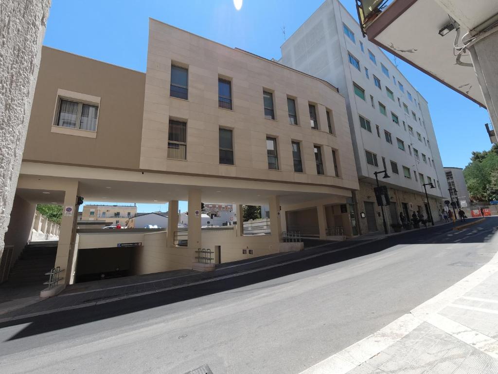 een lege straat voor een gebouw bij In Centro Città in Matera